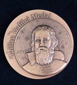 The Galileo Galilei Medal was crafted by the famous Florentine workshop Picchiani&Barlacchi.